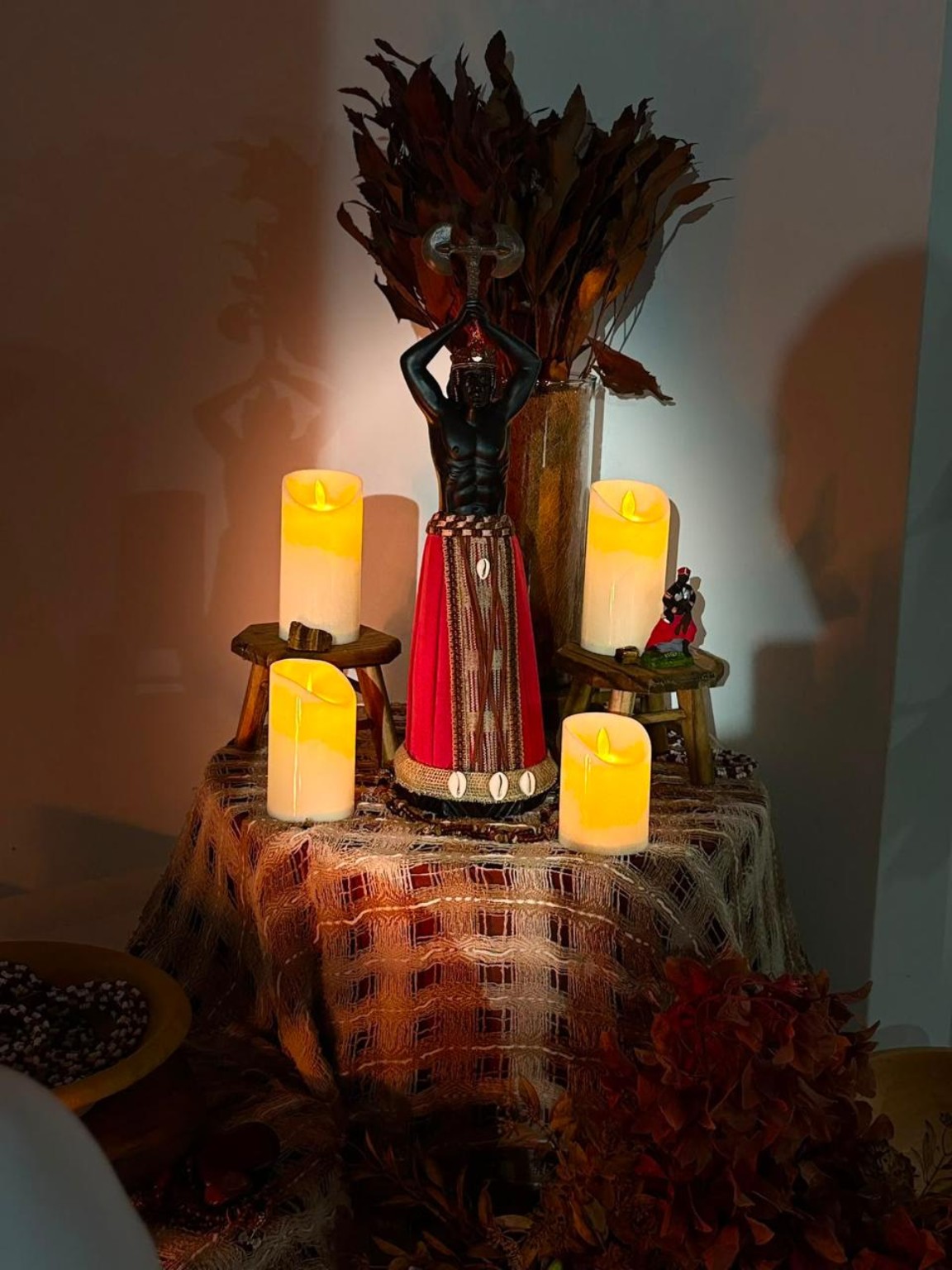 Altar iluminado representando a espiritualidade da Aldeia Flechas de Luz